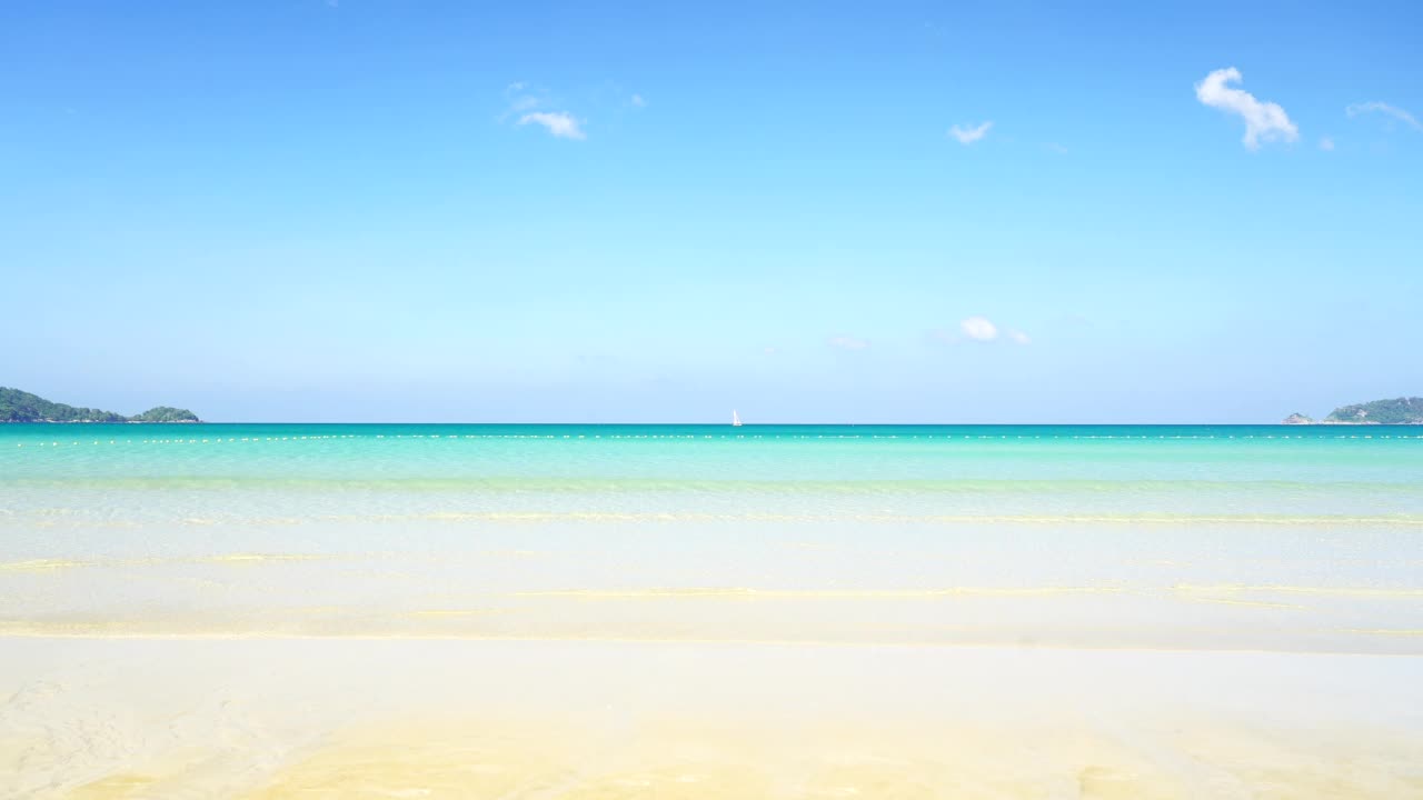 海滩，海沙，蓝天，海景，海洋，地平线。海景山背景夏天阳光明媚。视频素材