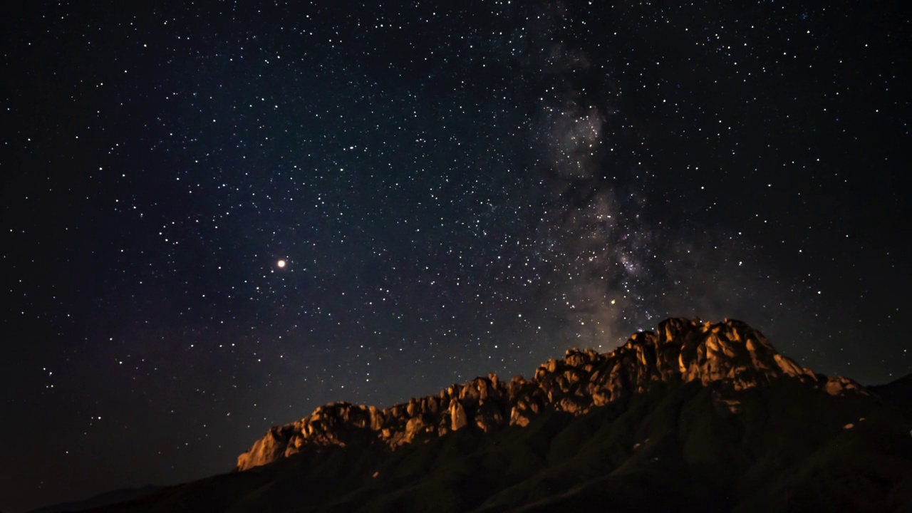 蔚山巴威峰和银河在韩国江原道麟蹄郡雪岳山的夜空视频素材