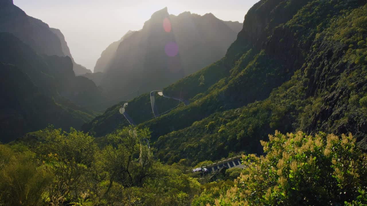 马斯卡山谷和峡谷，特内里费岛，加那利群岛，西班牙。日落。阳光穿透山脉。惊人的观点。视频素材