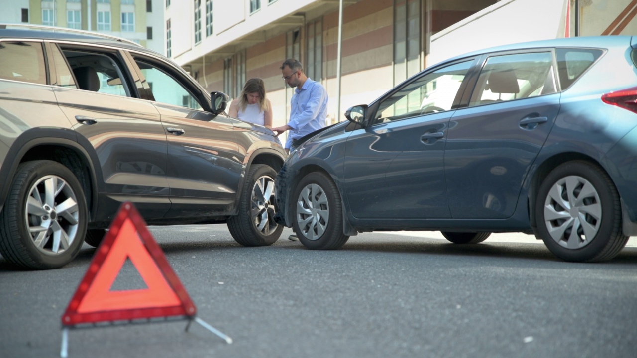 交通事故表格填写- 4K分辨率视频素材