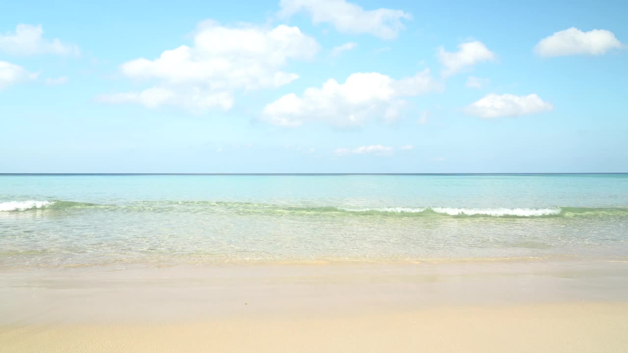 景观海滩，蓝色的大海，天空和云日光夏天的早晨。美国视频素材