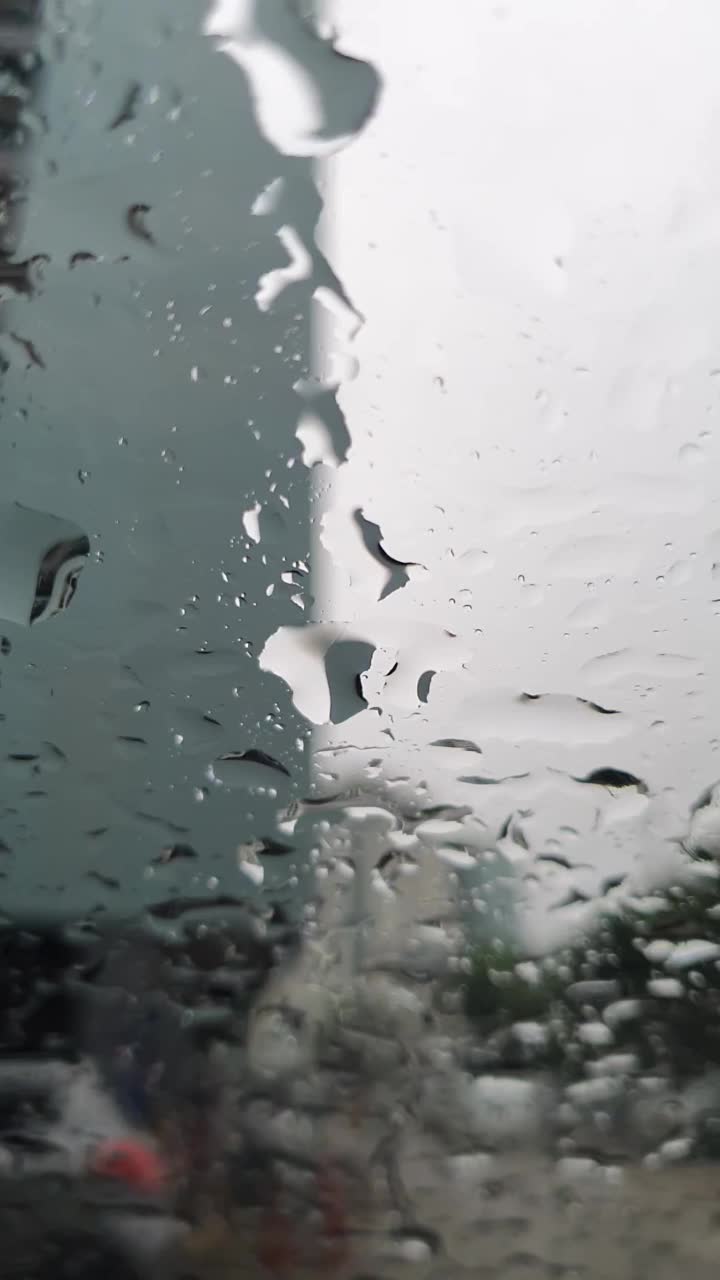 雨滴对镜面聚焦前景视频素材