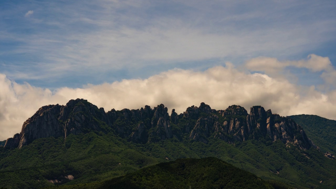 江原道束草市雪岳山蔚山巴威峰白天的风景视频素材