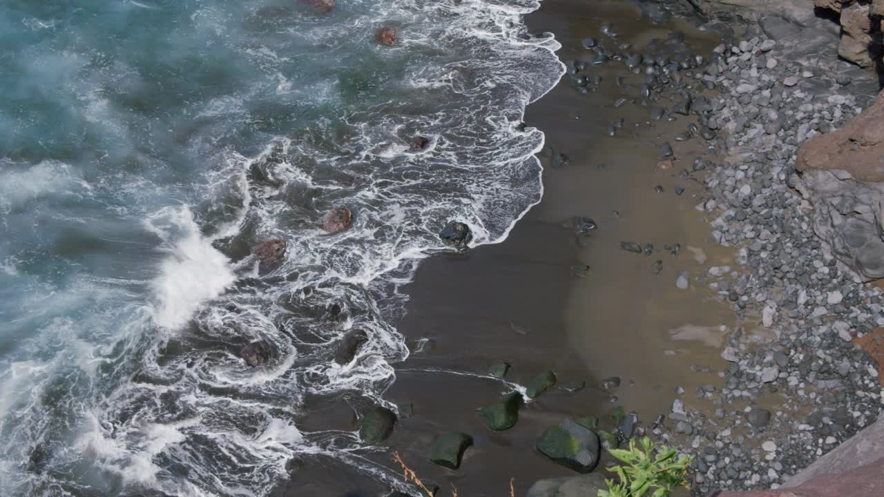 特内里费岛火山海滩，大西洋，黑色的沙子和石头。视频素材