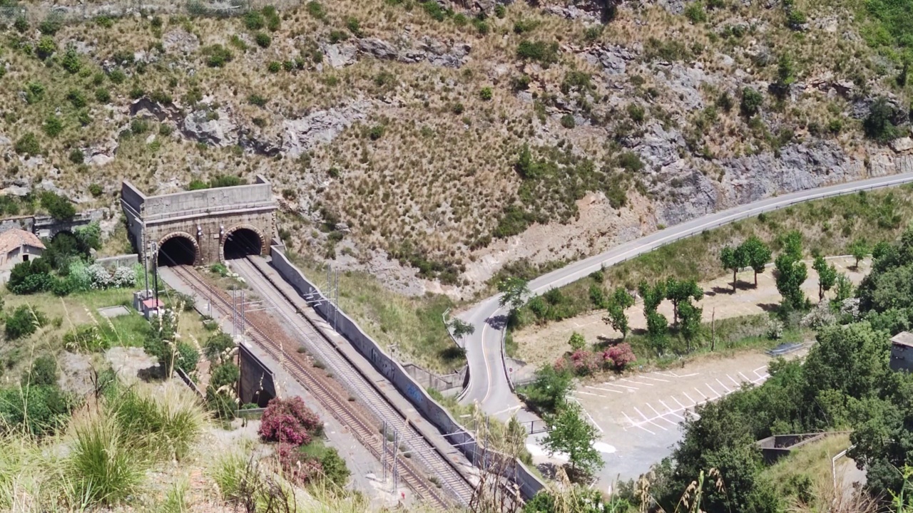 蛇形山路在卡拉布里亚，意大利，欧洲。现代公路的鸟瞰图。视频素材