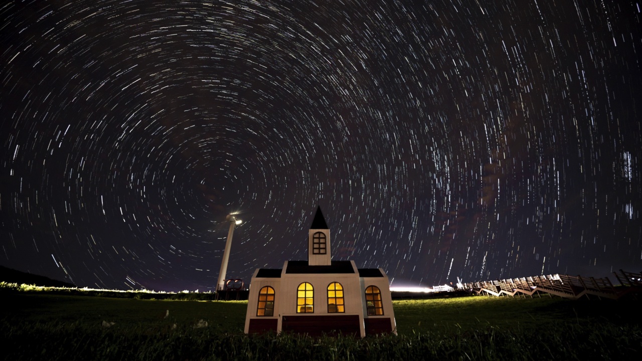 韩国江原道平昌郡，天谷山Yukbaekmajigi的夜晚，风力发电机和星星的痕迹视频素材