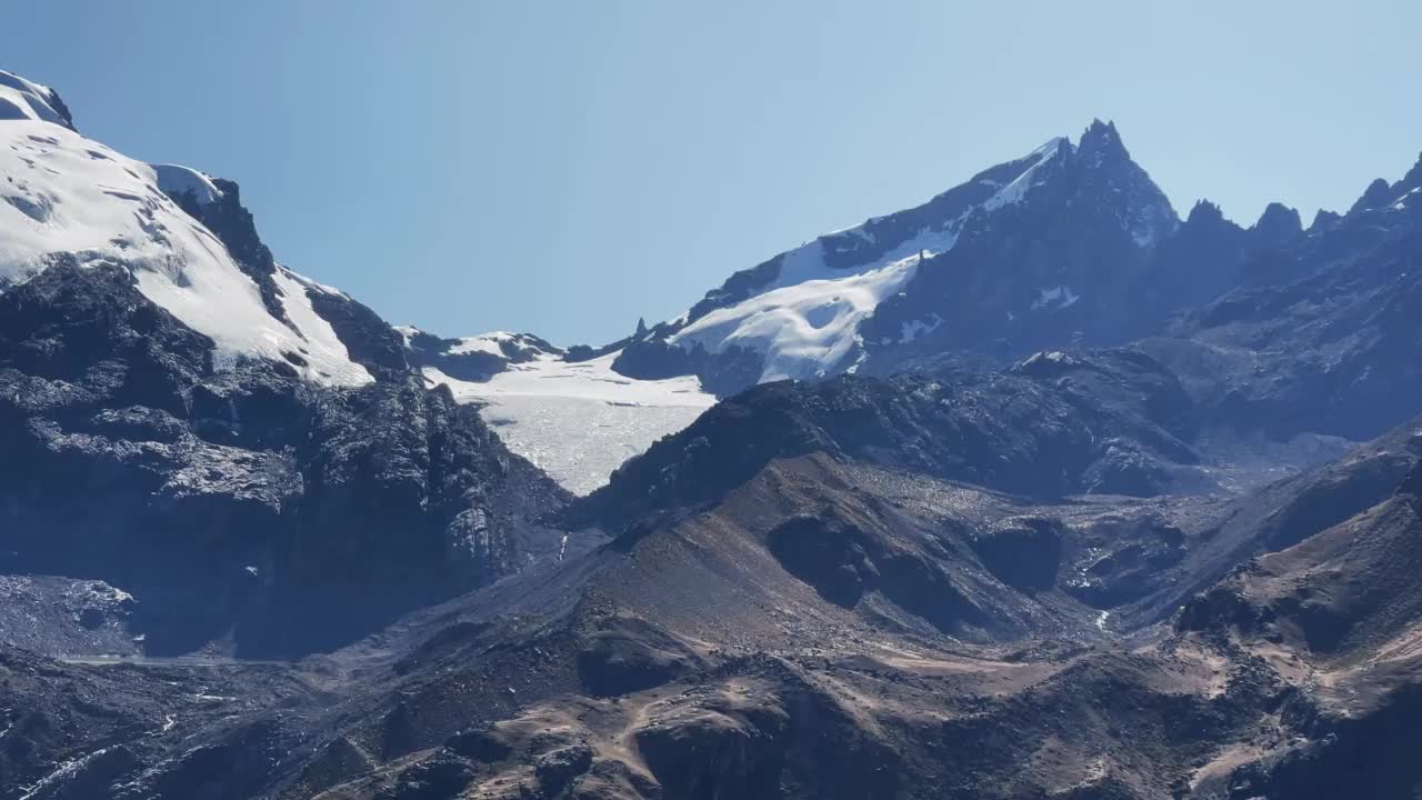 白雪覆盖的山脉旁边的彩虹山秘鲁维尼库卡视频素材