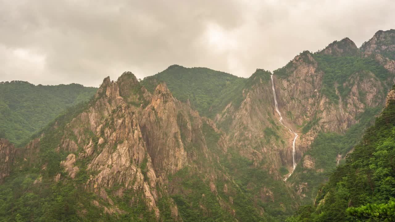 韩国江原道束草市雪岳山土王城浦浦瀑布上空的云海视频素材