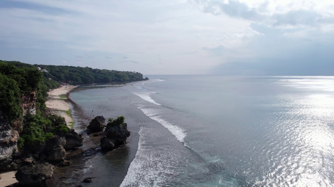 低潮时，航拍的托马斯海滩，低潮时，海浪冲刷着海岸的裸露底部视频素材