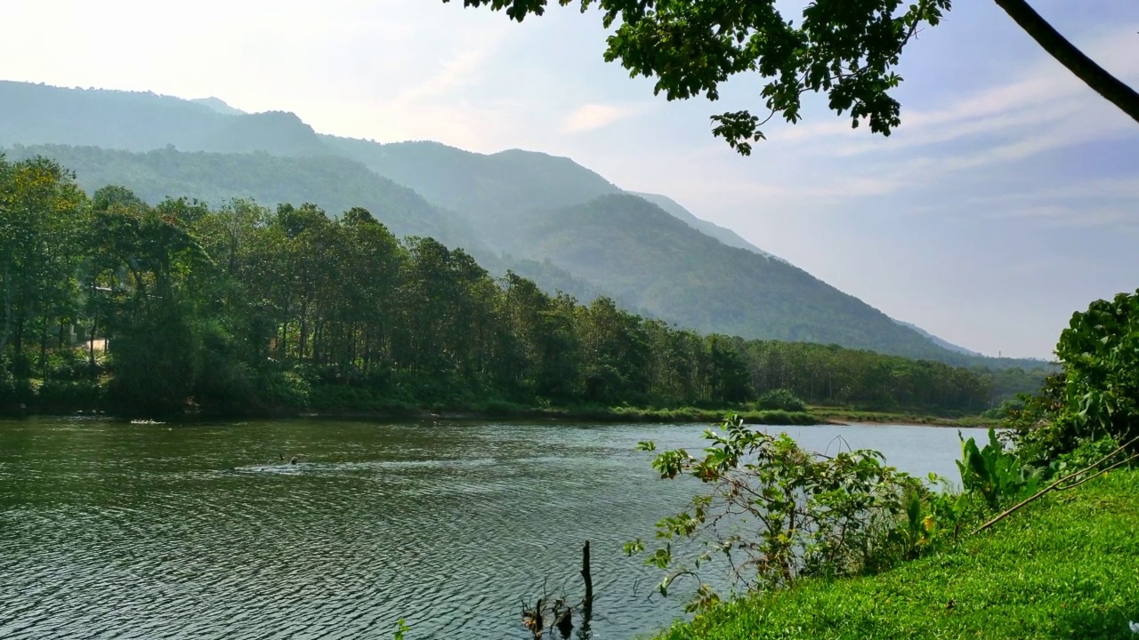 阳光明媚的日子里，山谷中的河流和山脉视频素材