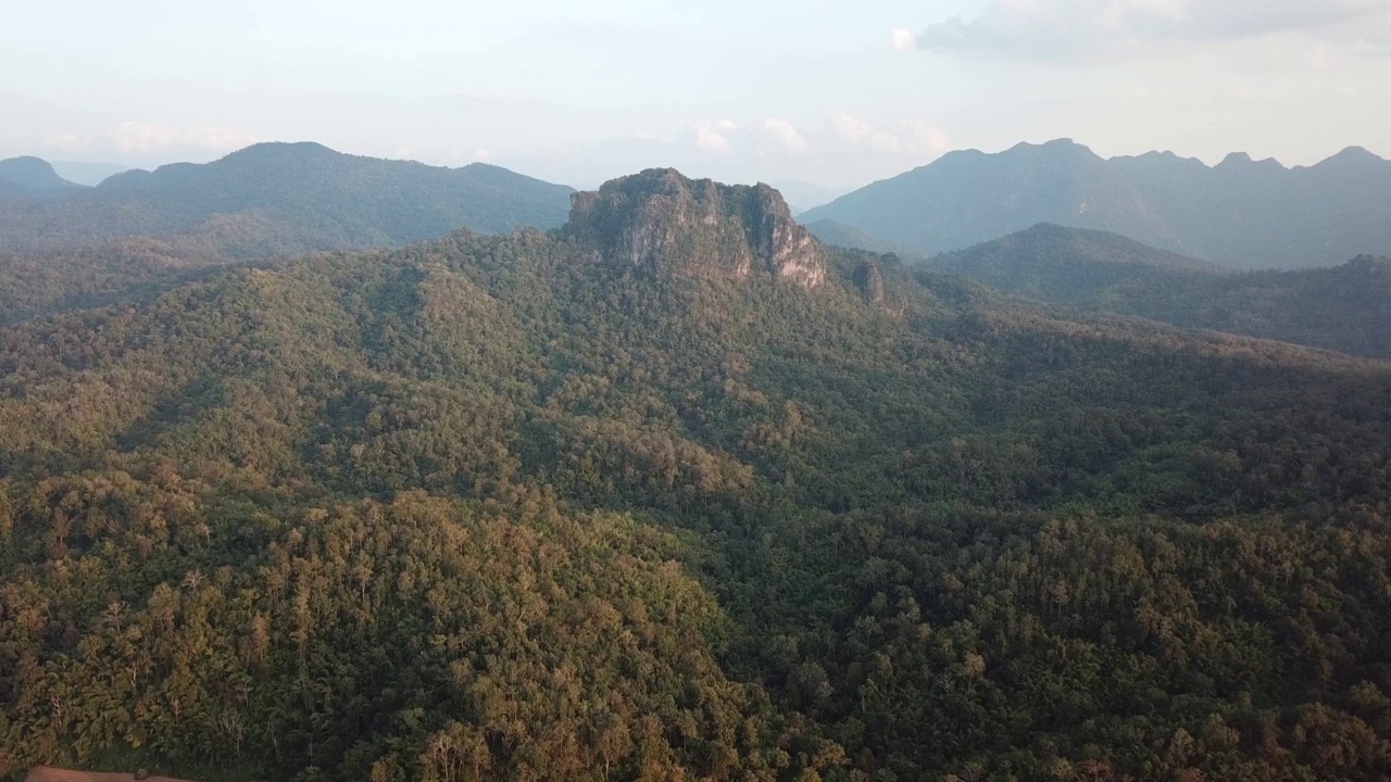 一座标志性的砂岩山名为“Phu Pha Muak山”，位于泰国清迈省清道区。从无人机。视频素材