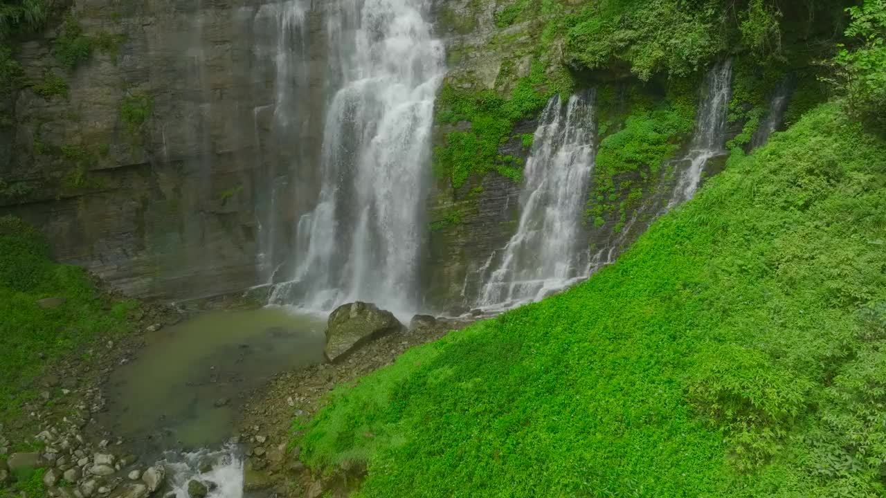 山间瀑布鸟瞰图视频素材