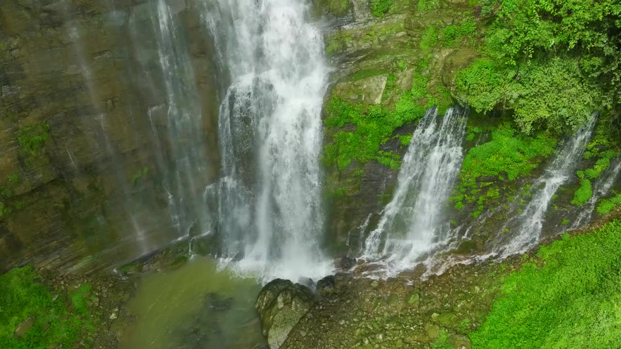 山间瀑布鸟瞰图视频素材