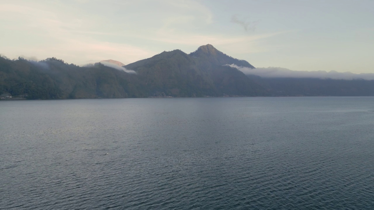 印尼巴厘岛巴图尔湖活火山视频素材