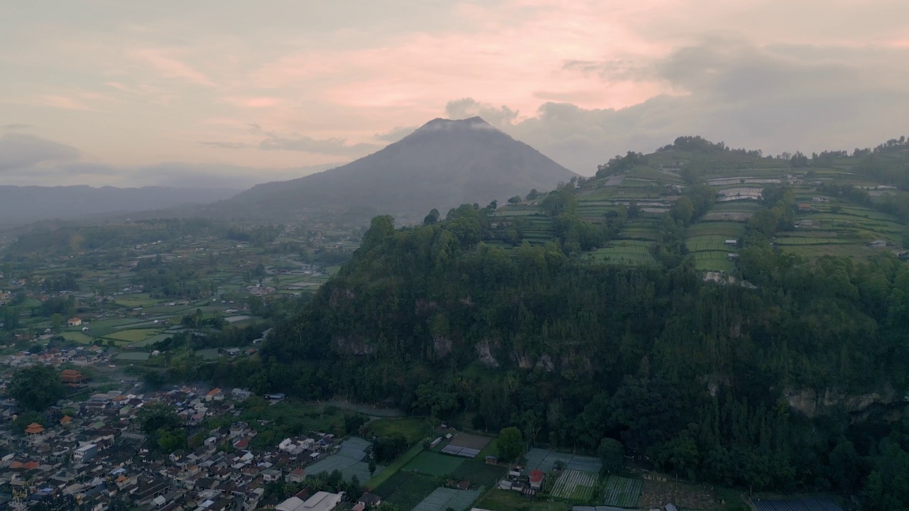 印尼巴厘岛巴图尔湖活火山视频素材