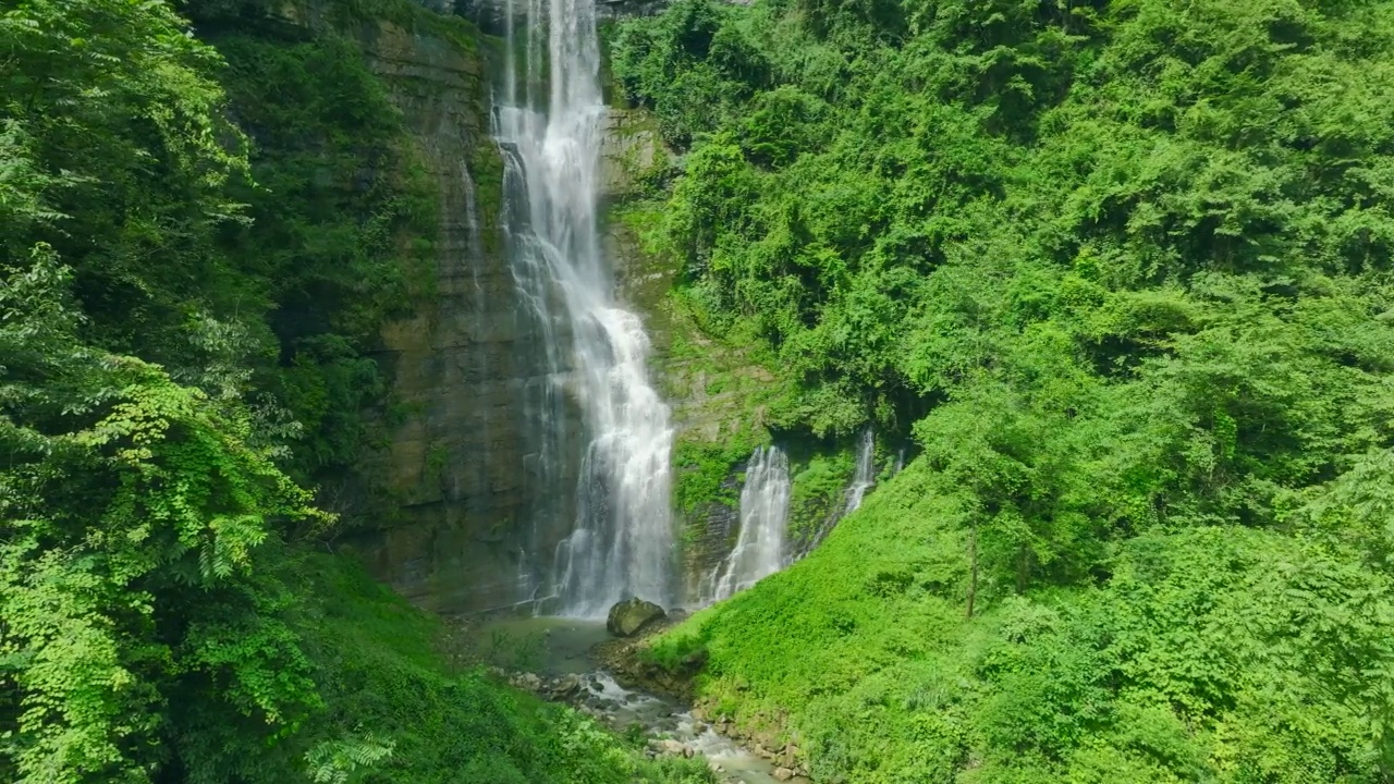 山间瀑布鸟瞰图视频素材