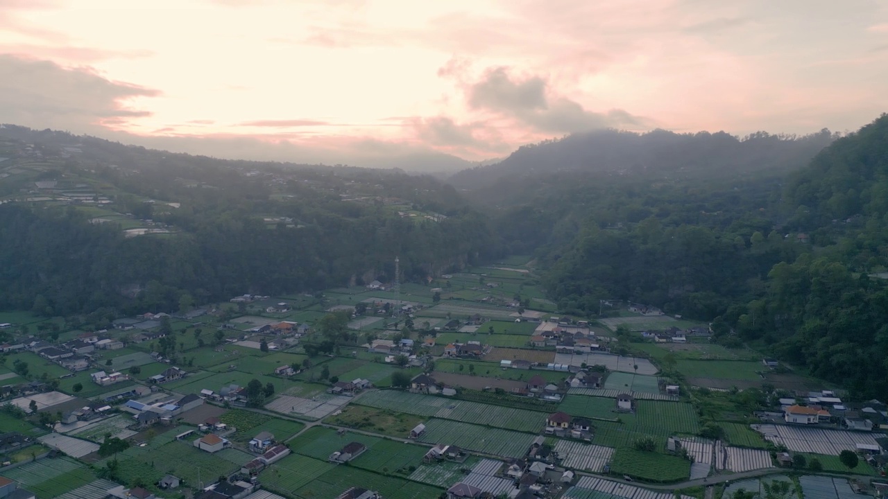 印尼巴厘岛巴图尔湖活火山视频素材