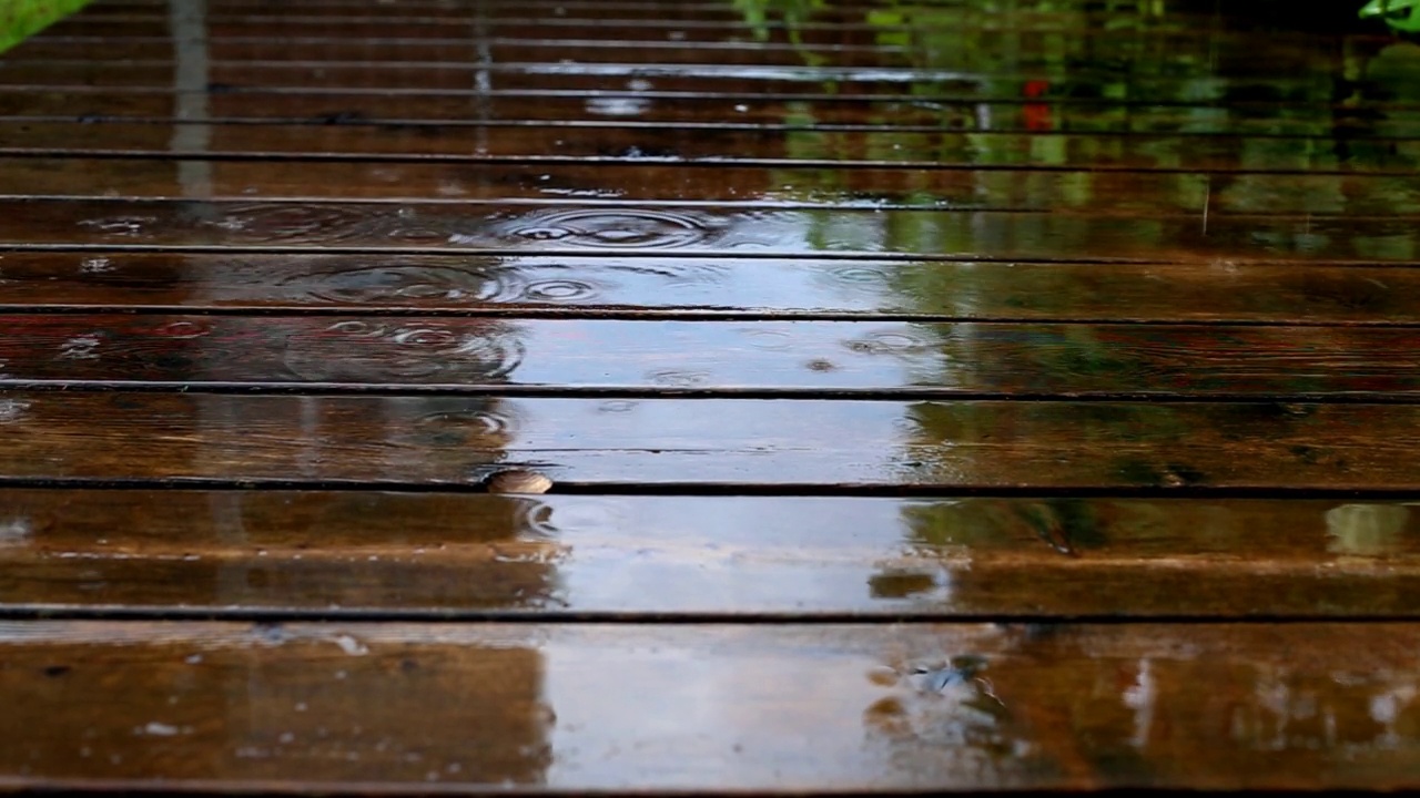 室外阴雨天气。雨滴落在木头表面。视频素材