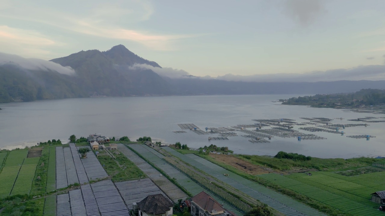 印尼巴厘岛巴图尔湖活火山视频素材