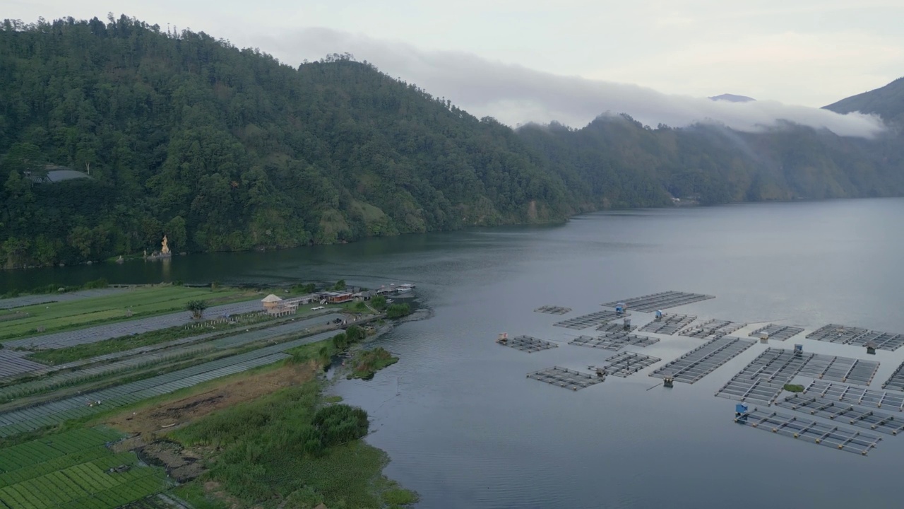 印尼巴厘岛巴图尔湖活火山视频素材