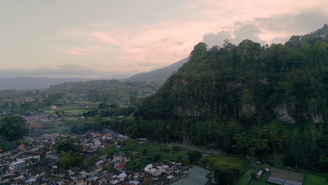 印尼巴厘岛巴图尔湖活火山视频素材