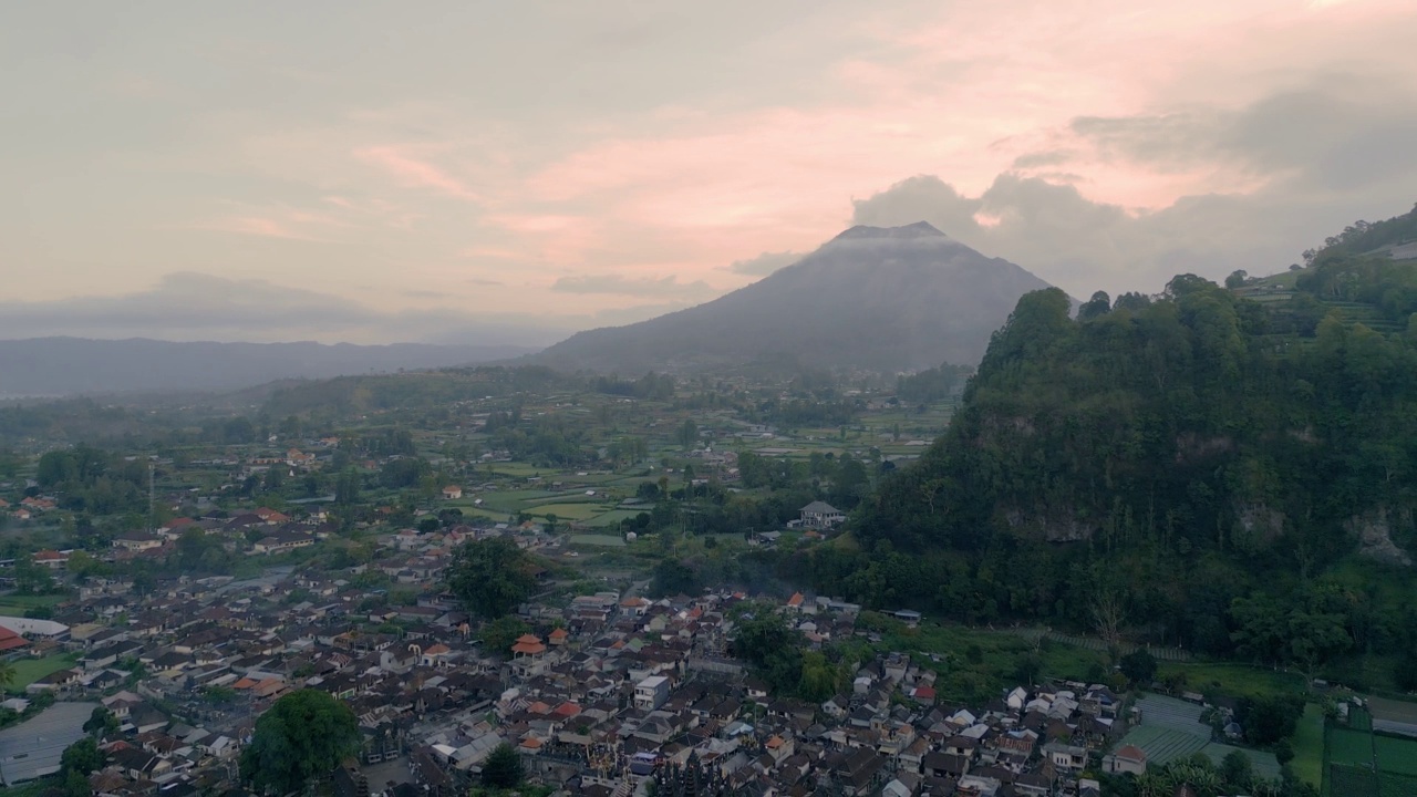 印尼巴厘岛巴图尔湖活火山视频素材