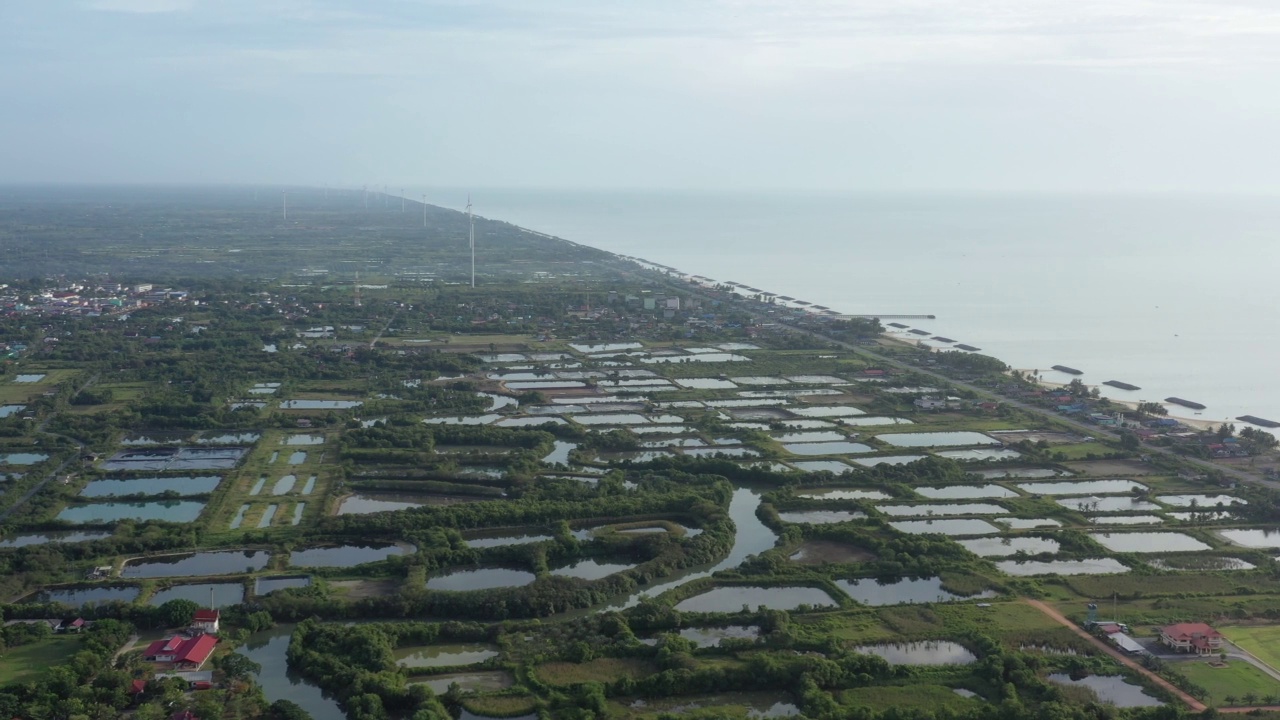 泰国东海岸的风力涡轮机鸟瞰图。视频素材