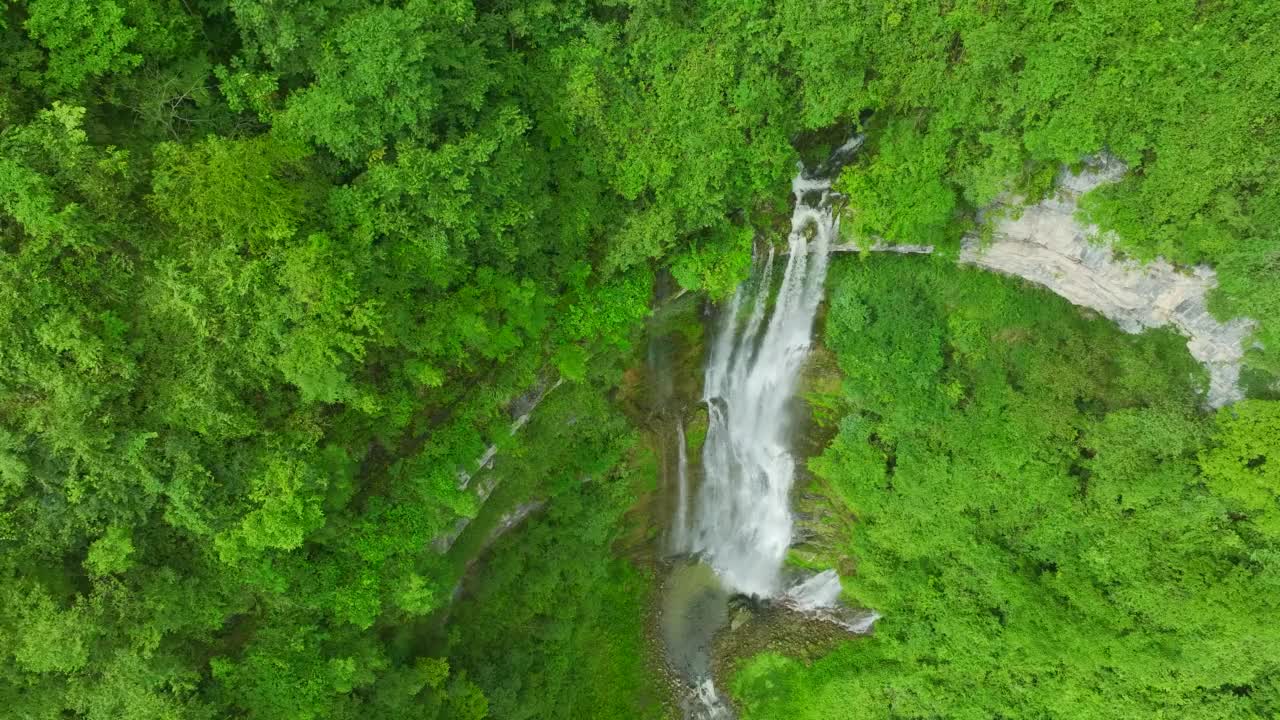 山间瀑布鸟瞰图视频素材