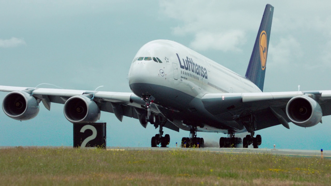 MS PAN TS汉莎空中客车A380在旧金山降落视频素材