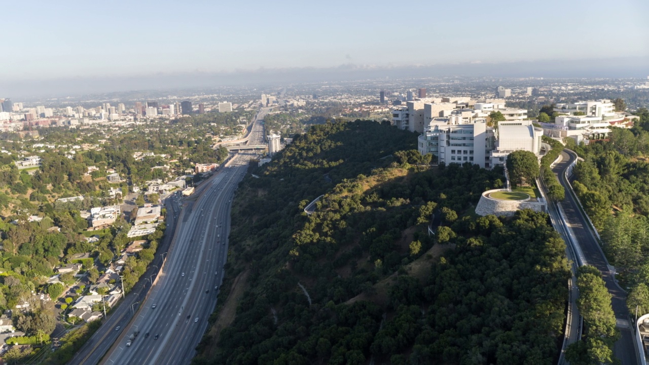 空中平移高速公路旁边的盖蒂研究所山坡校园-洛杉矶，加州视频素材