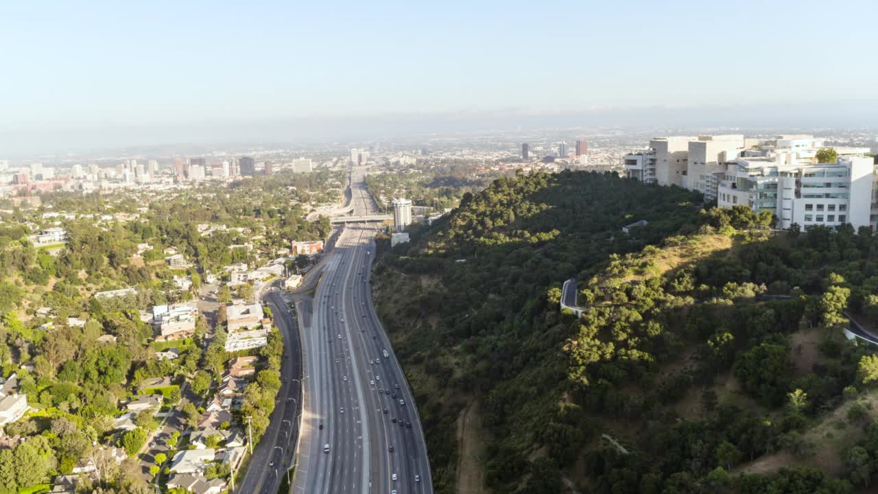 空中平移高速公路和盖蒂研究所山坡校区-加州洛杉矶视频素材