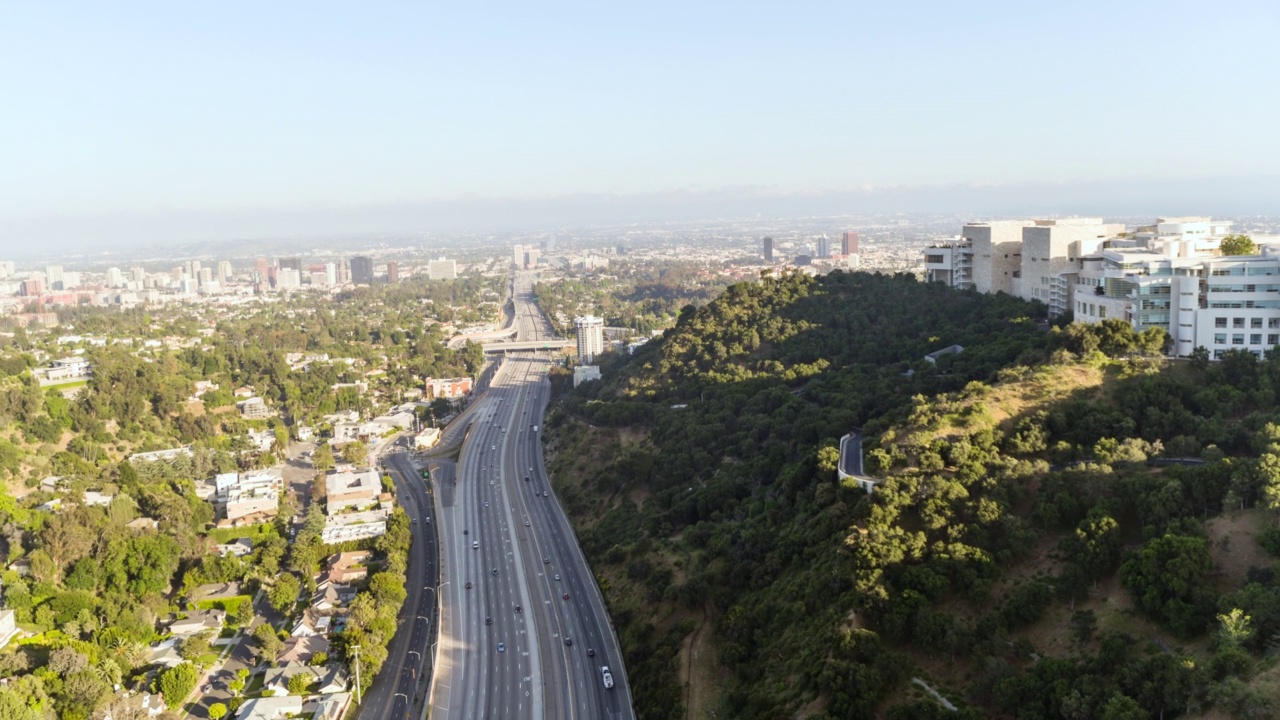 高速公路上的空中倒车和盖蒂研究所山坡校区-加州洛杉矶视频素材