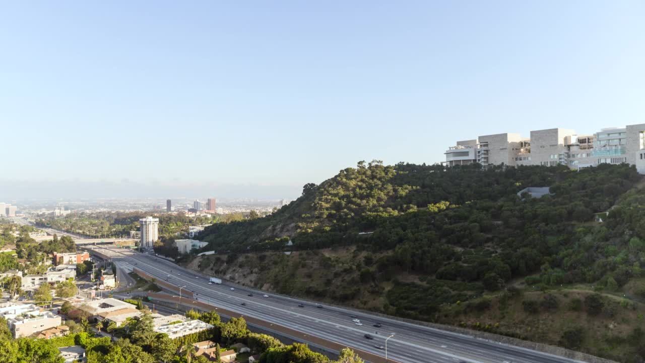 空中缓慢平移高速公路和盖蒂研究所山坡校区-洛杉矶，加州视频素材