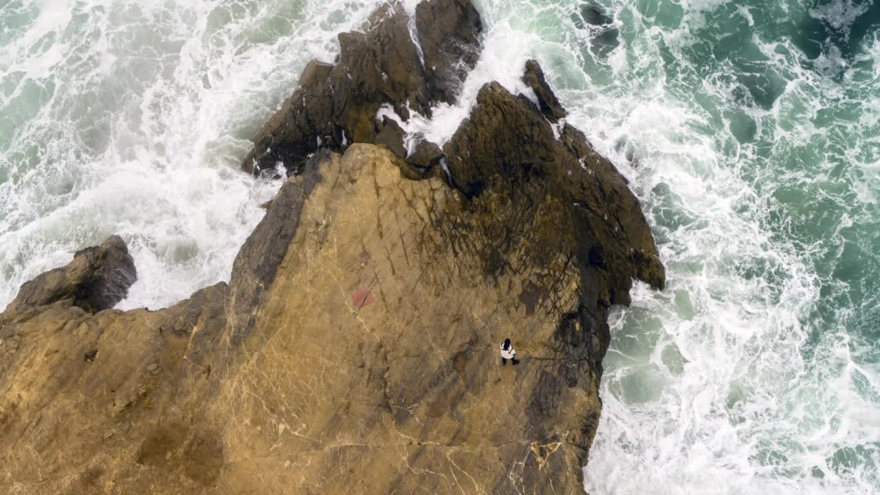 在崎岖的岩石和地形上的海浪上直接上升的空中-加州马里布视频素材