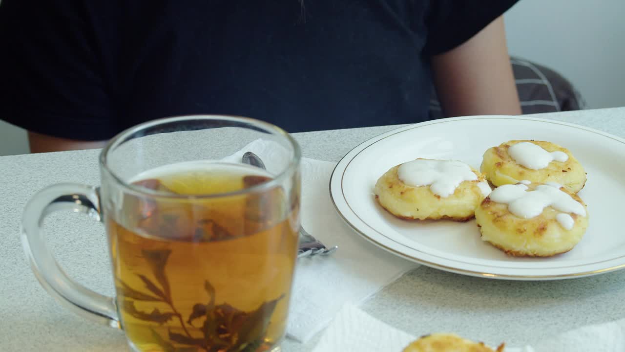 在平底锅里煎芝士蛋糕。视频素材