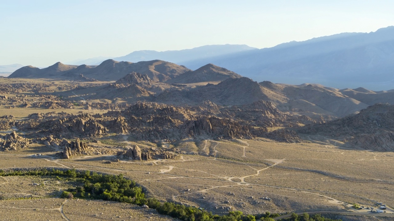 空中淘金与陡峭的山脉背景Rocky Fields -阿拉巴马山，加利福尼亚州视频素材