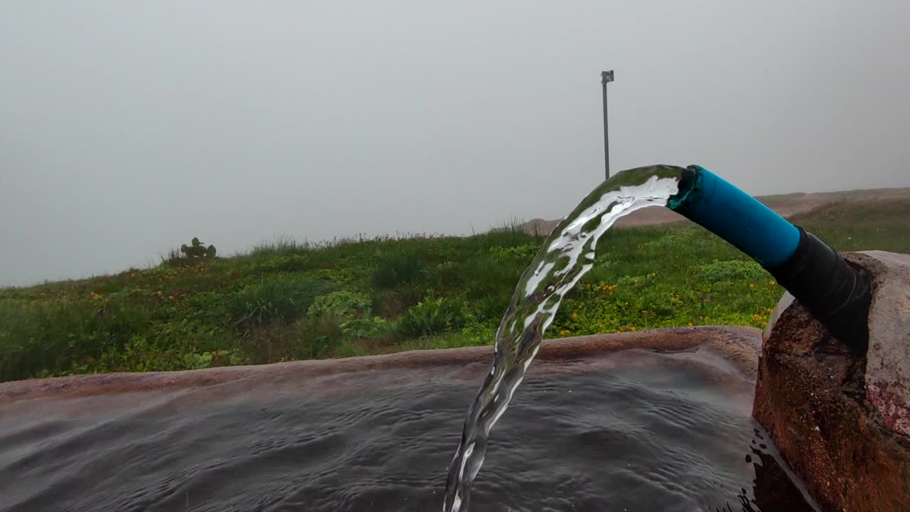 山上有天然的泉水，雨水下有绿意视频素材