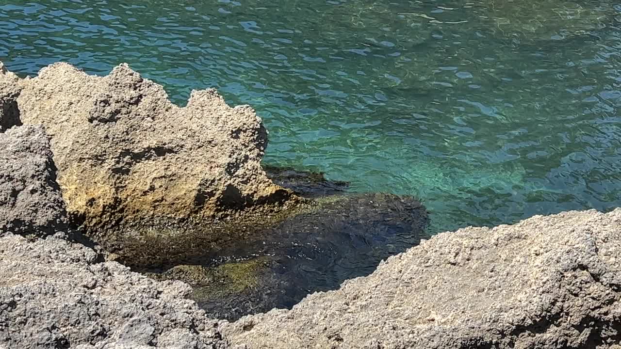 碧绿的海水和风景优美的海岸岩石。视频素材