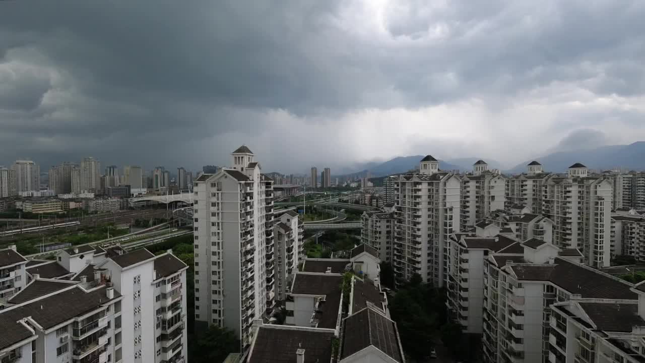 雨中的城市景观鸟瞰图视频素材