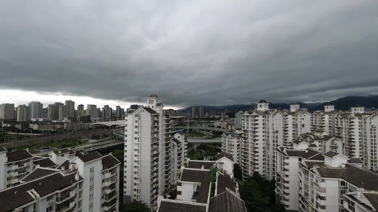 暴风雨中的城市鸟瞰图视频素材