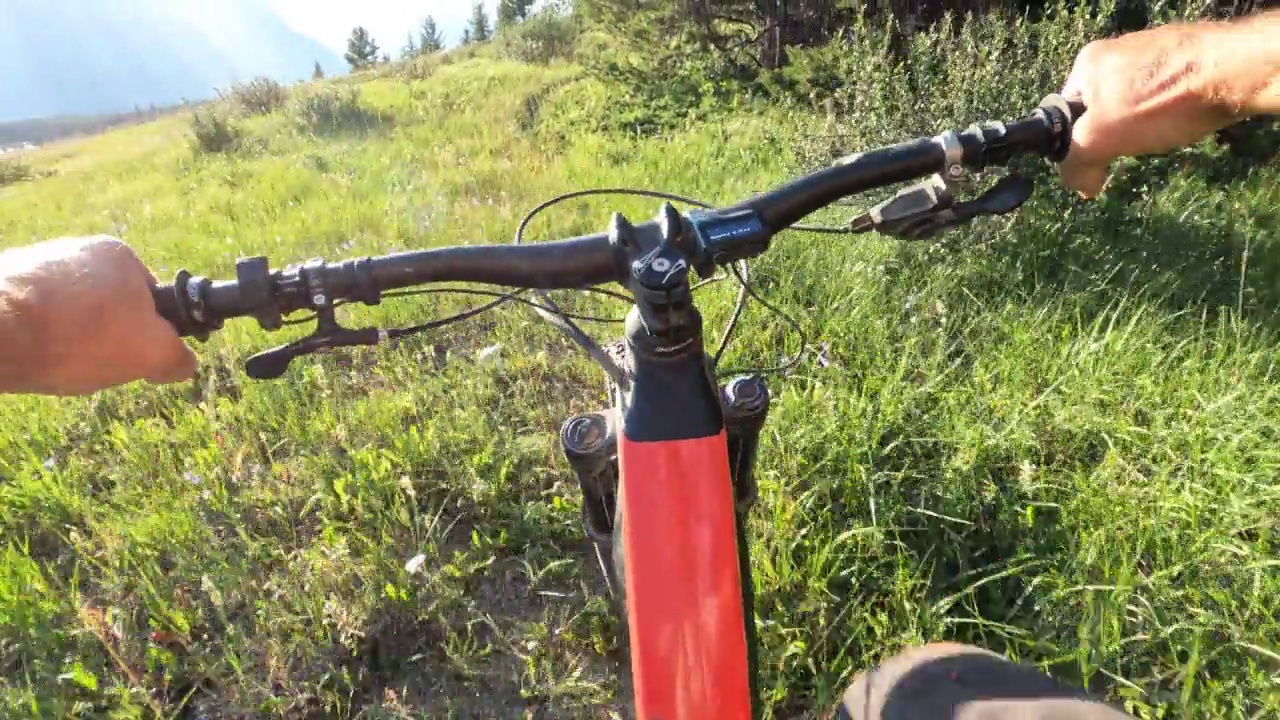 山间电动自行车手沿着幽幽的高山小路前行，山间遥远视频素材