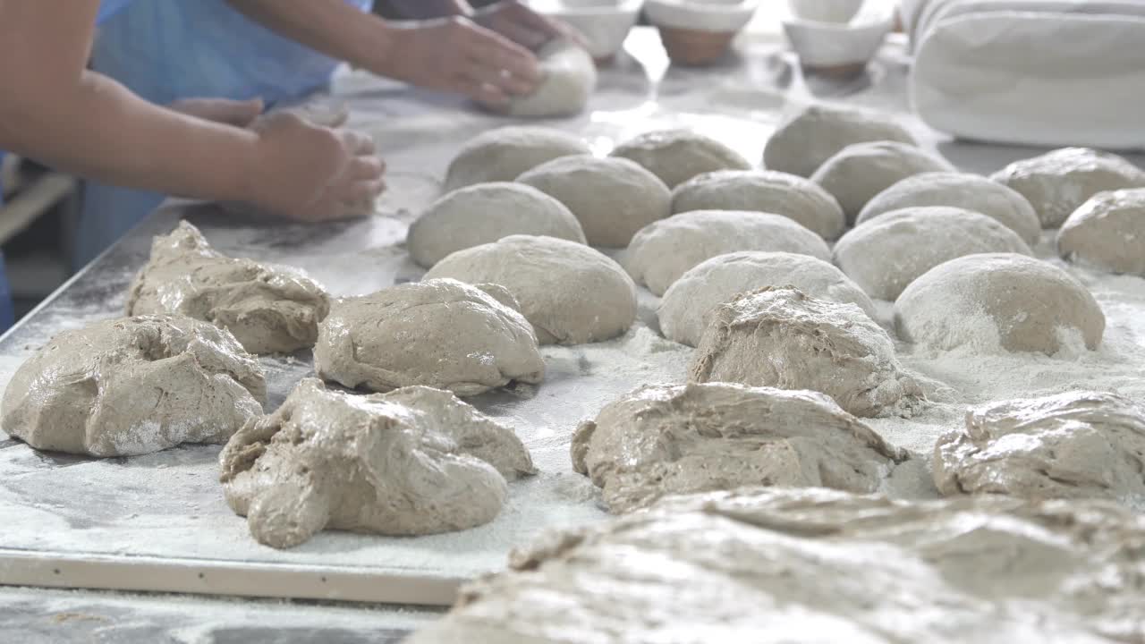 面包师把生面团包装成面包视频素材