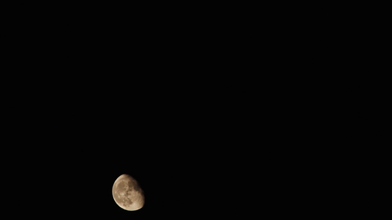 漆黑夜空下的满月运动视频素材