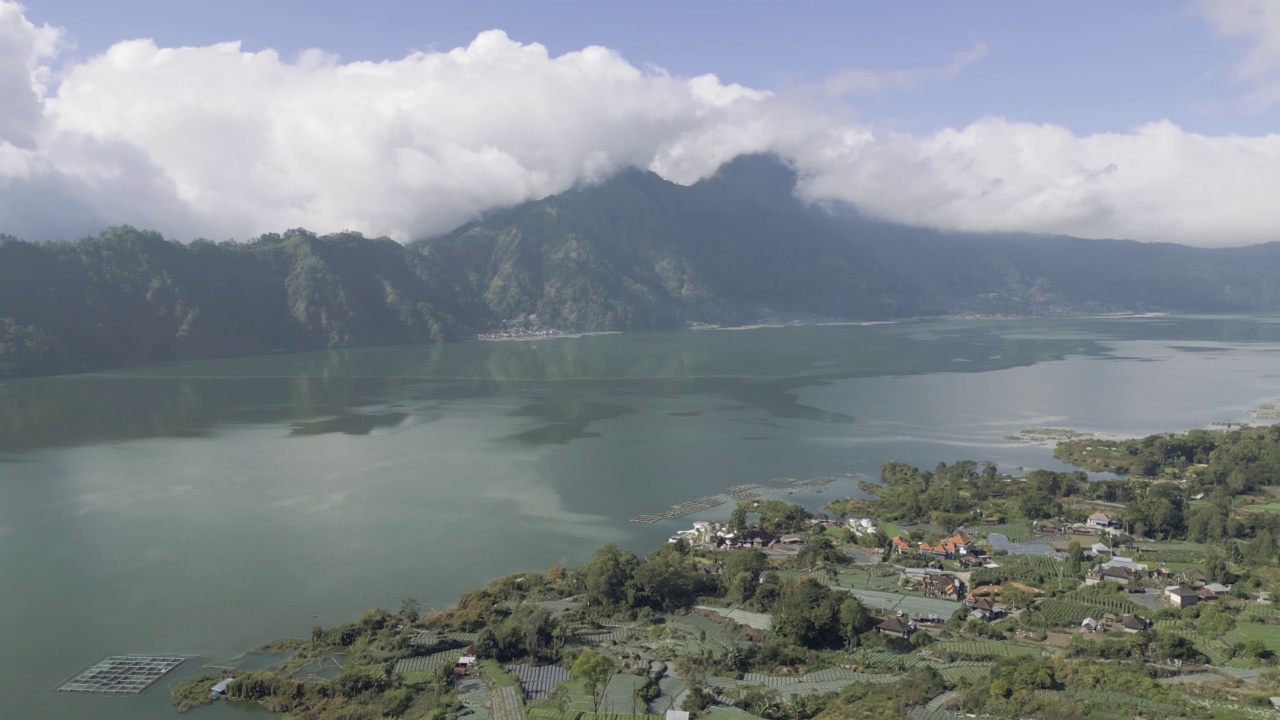 印尼巴厘岛巴图尔湖活火山视频素材