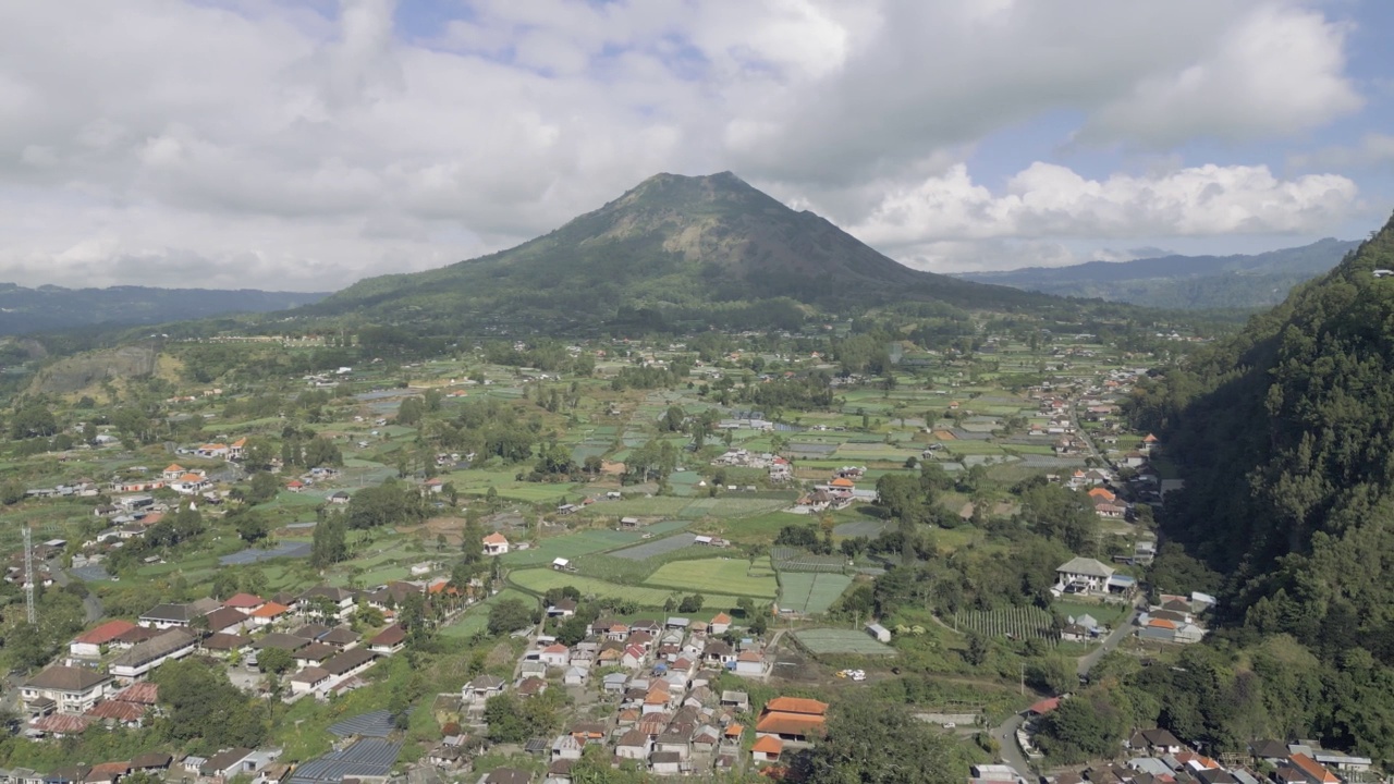 印尼巴厘岛巴图尔湖活火山视频素材