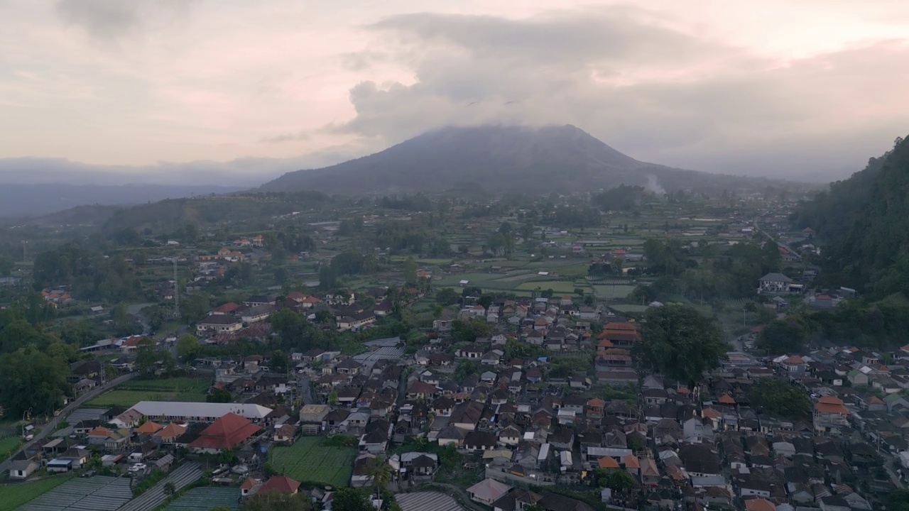 印尼巴厘岛巴图尔湖活火山视频素材