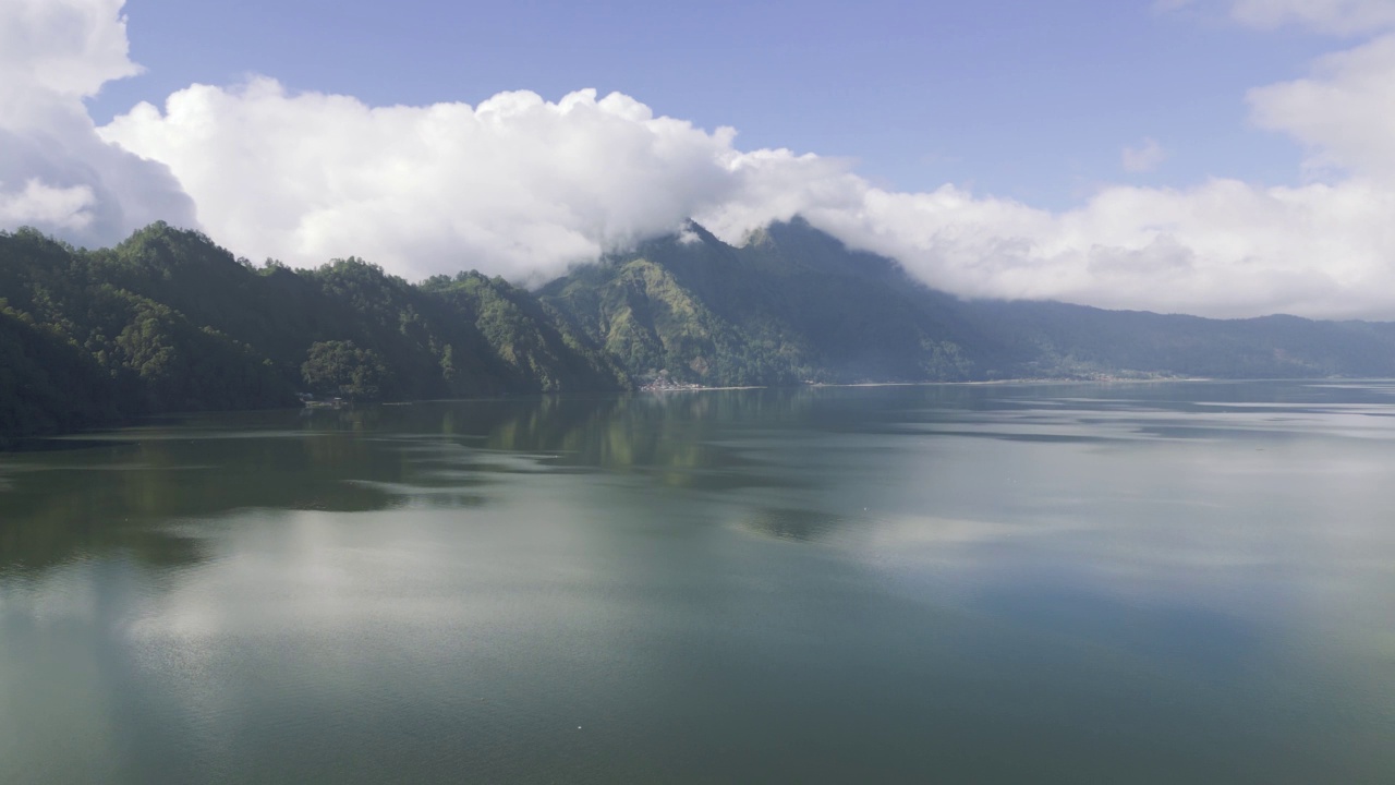 印尼巴厘岛巴图尔湖活火山视频素材