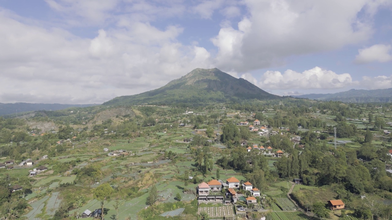 印尼巴厘岛巴图尔湖活火山视频素材