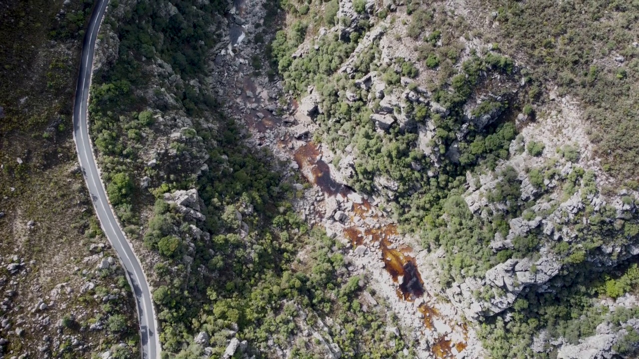 柏油路蜿蜒穿过群山，相机向上显示了班斯克卢夫山口的公路鸟瞰图视频素材