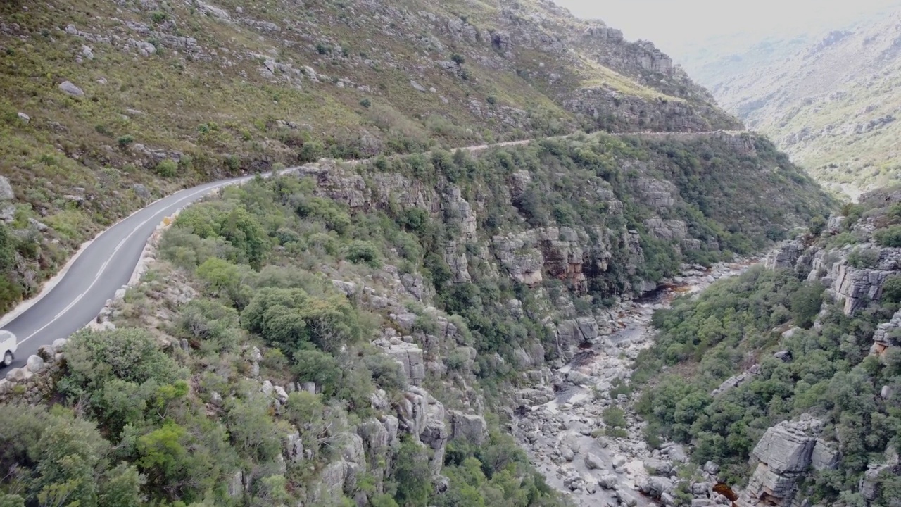 柏油路蜿蜒穿过班斯克卢夫山口，鸟瞰公路走向远方视频素材